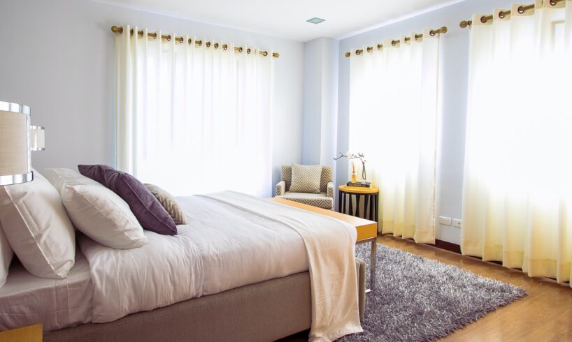 Moderne gardiner i soveværelse